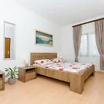 House Ana Nyaraló