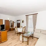 House Ana Nyaraló